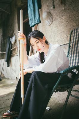 三年在线观看！免费完整版中文资源哪里找？